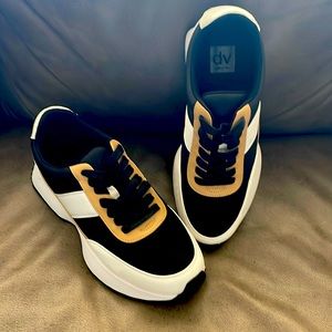 Dolce Vita size 9 tennis shoe